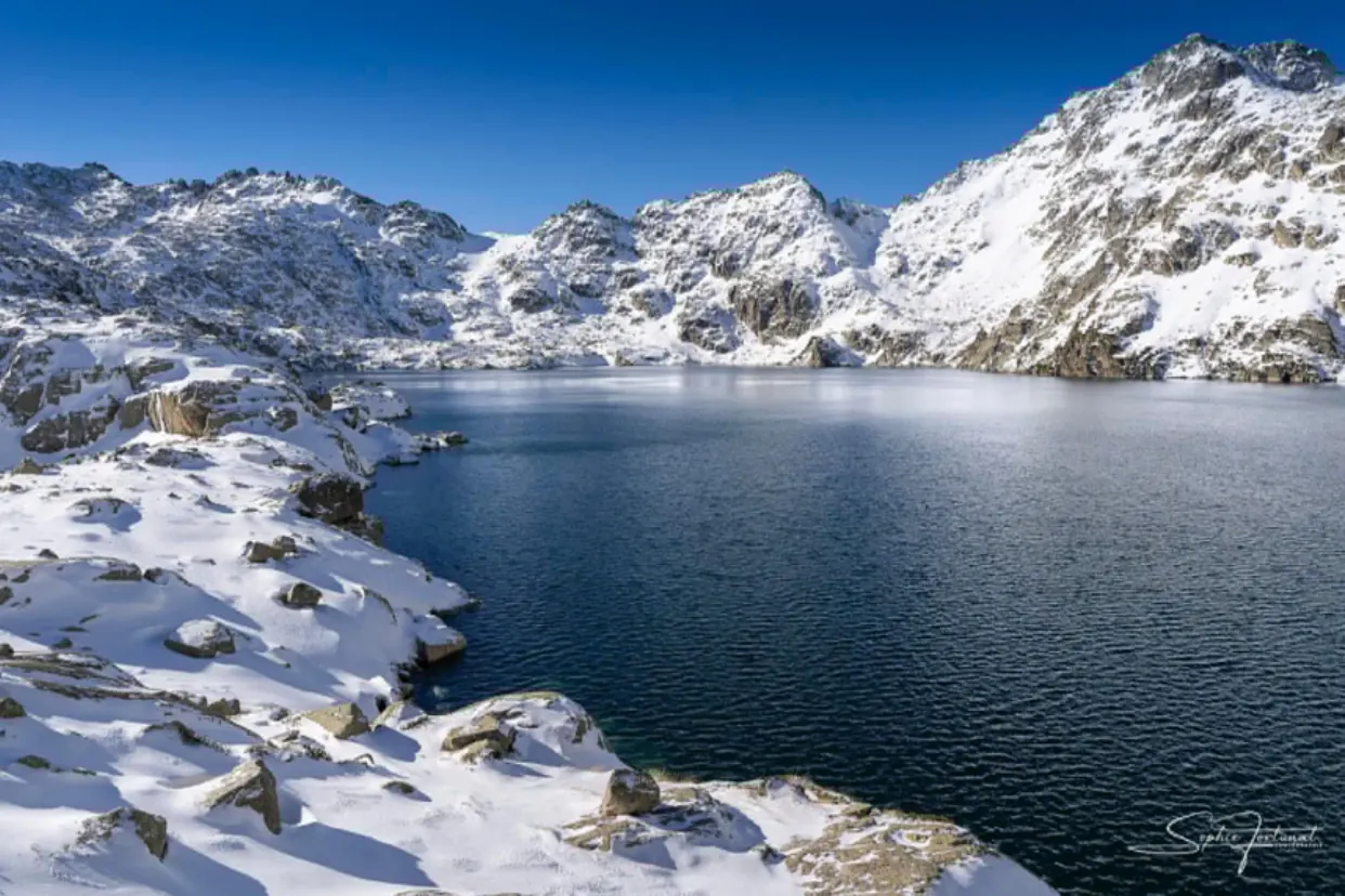 Lac de montagne enneigé dans les Pyrénées