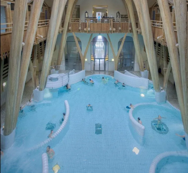 Bassin intérieur du centre thermal Aquensis à Bagnères-de-Bigorre
