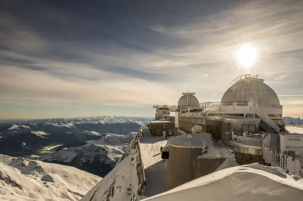 Observatoire du Pic du Midi au coucher du soleil, au-dessus des nuages