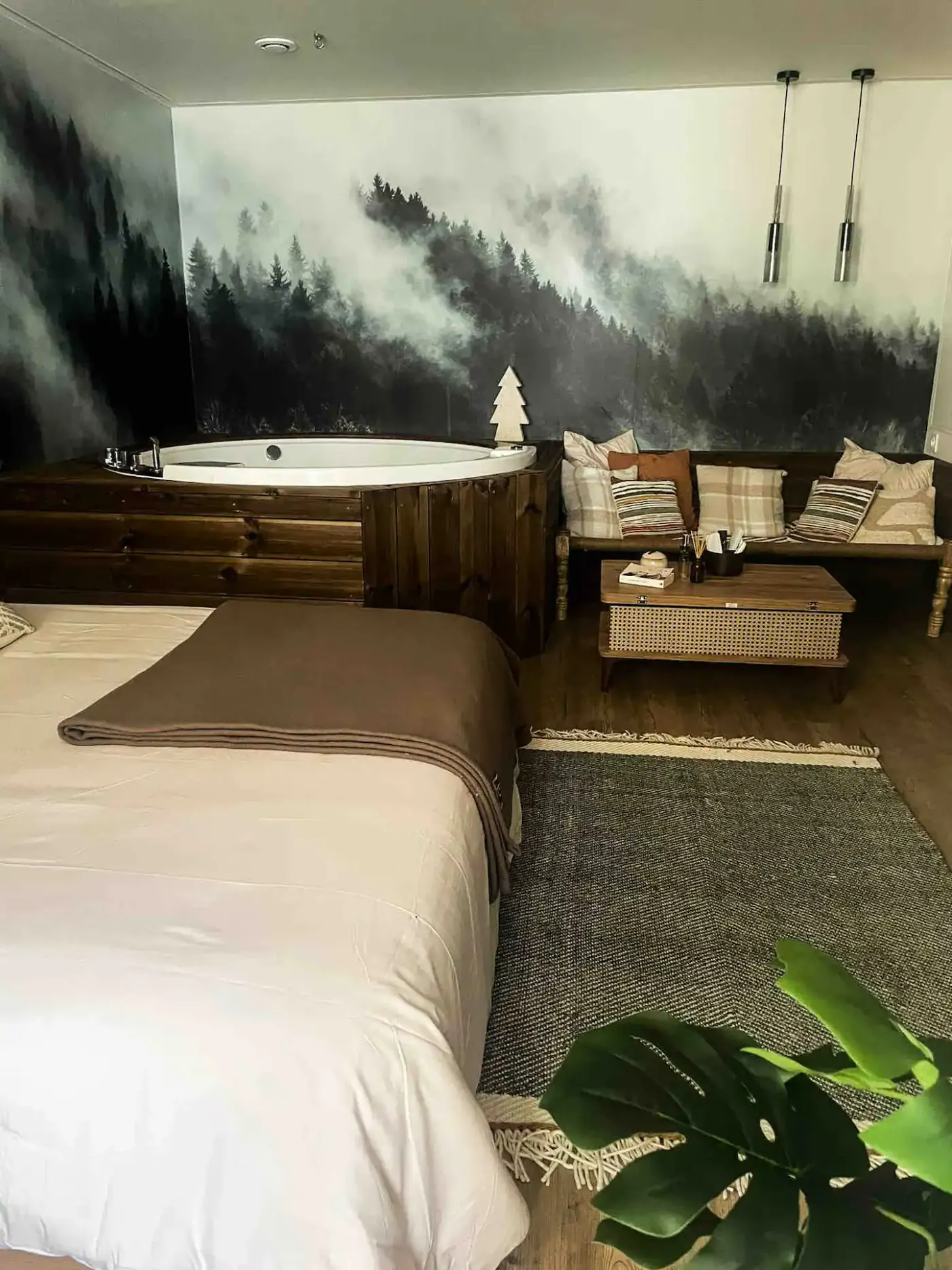 Lit king size face au jacuzzi rond installé au centre de la pièce