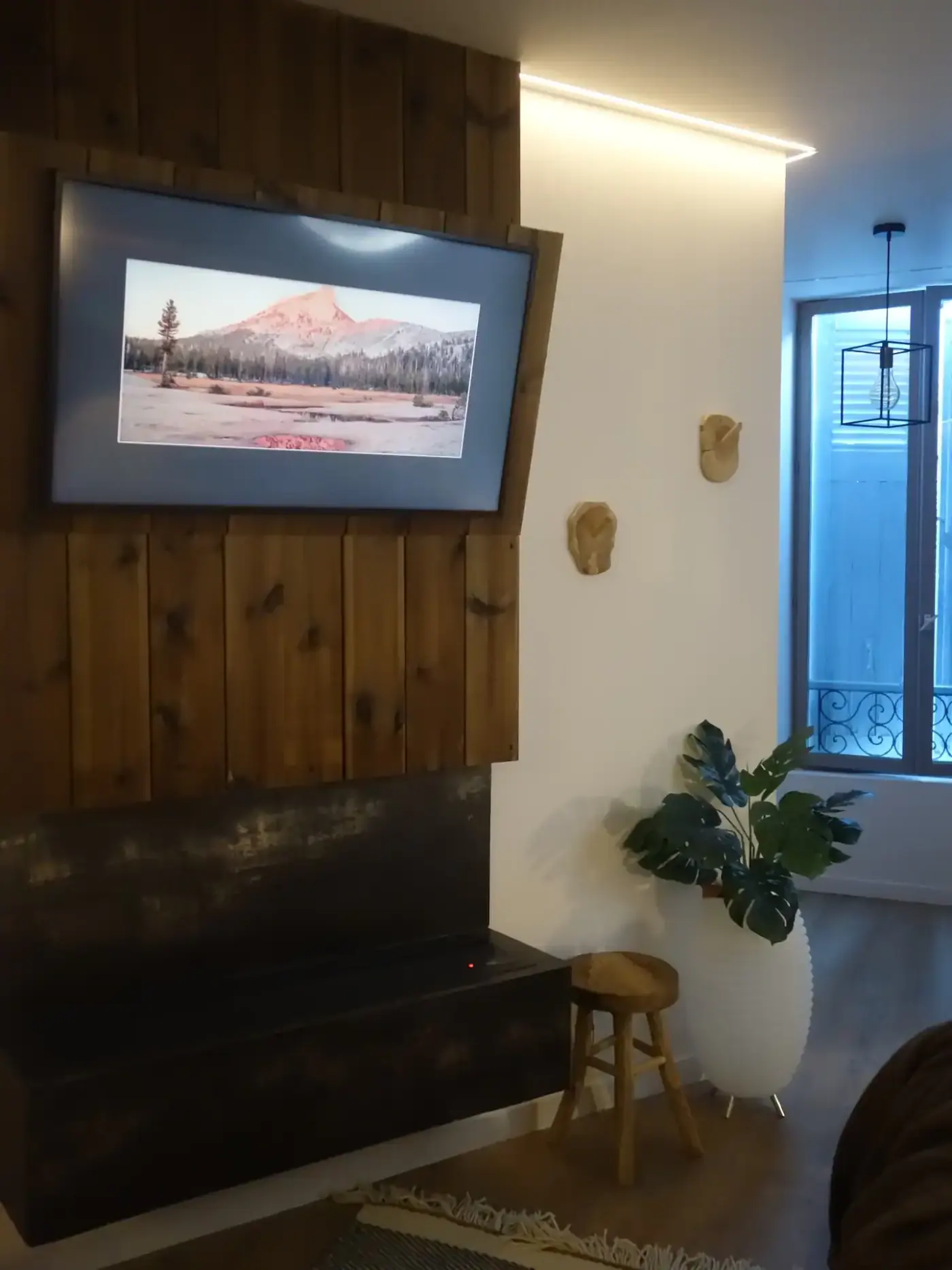 Télévision 4K encastrée dans un mur en bois