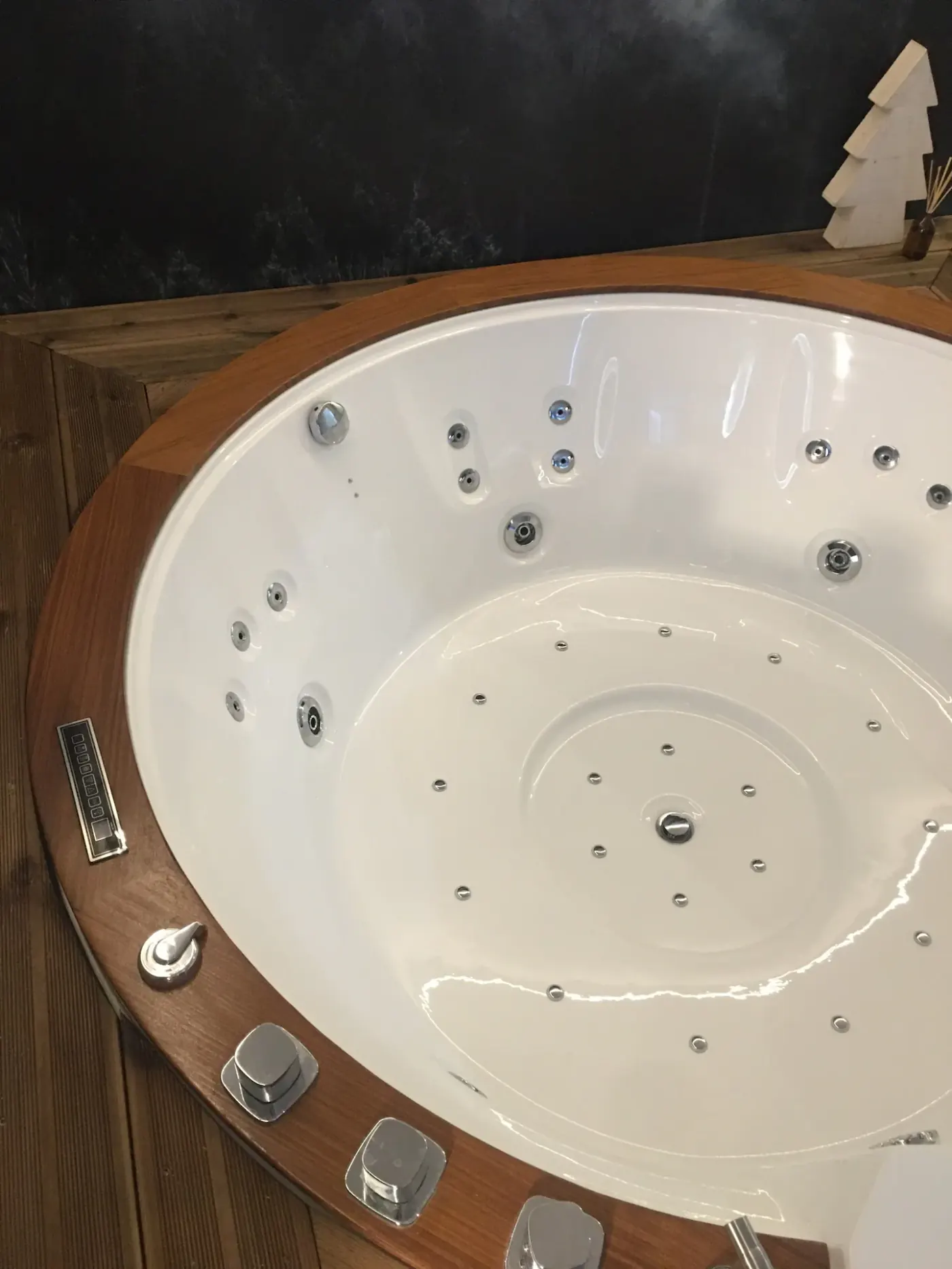 Vue plongeante sur le jacuzzi privatif en bois de La Bulle
