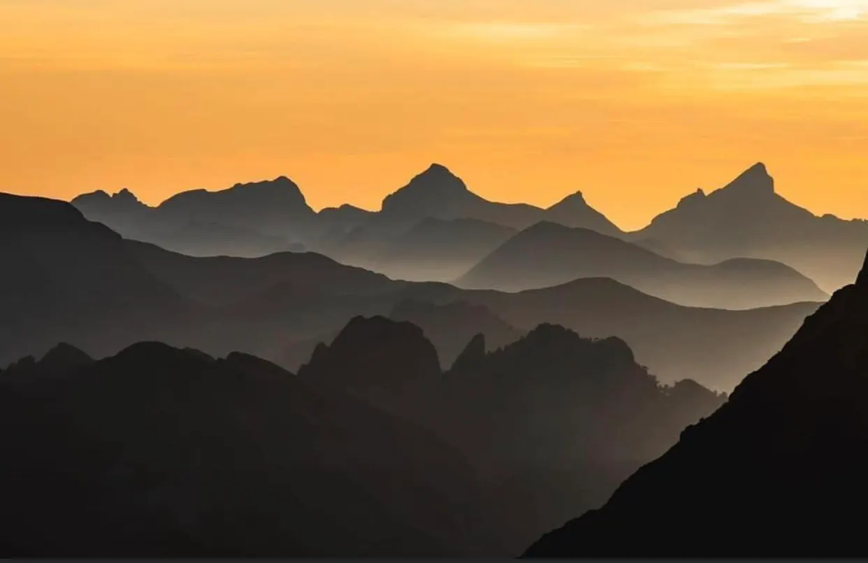 Silhouettes des crêtes pyrénéennes au coucher du soleil