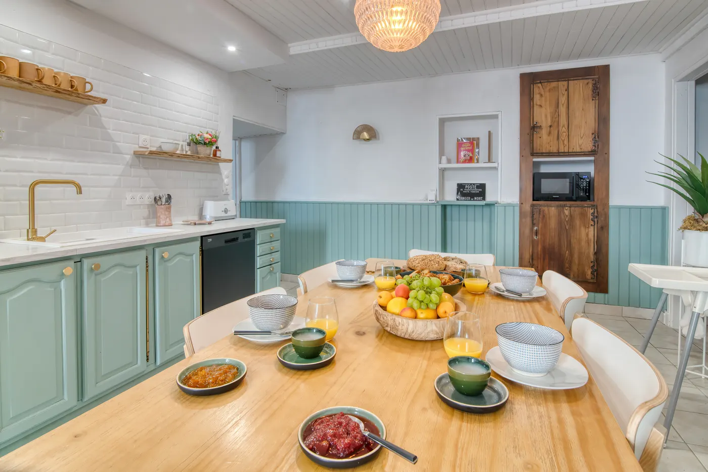Table de repas dressée dans la cuisine du 23