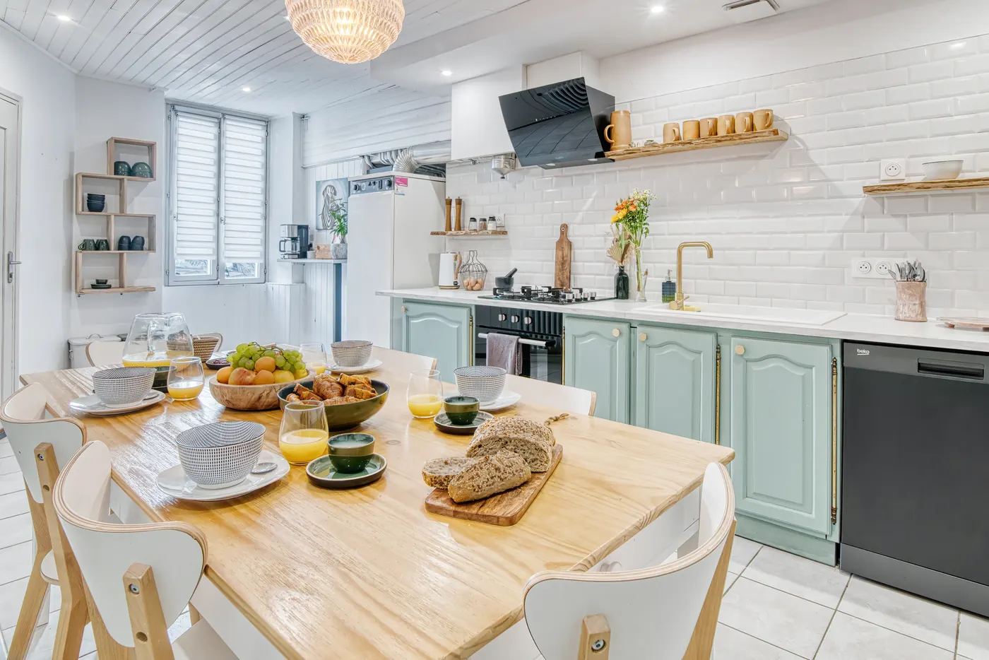 Cuisine et table pour huit personnes