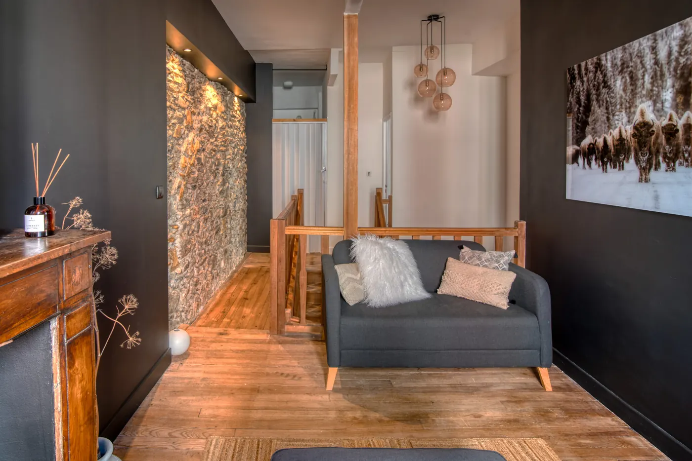 Couloir avec cheminée en bois et banquette