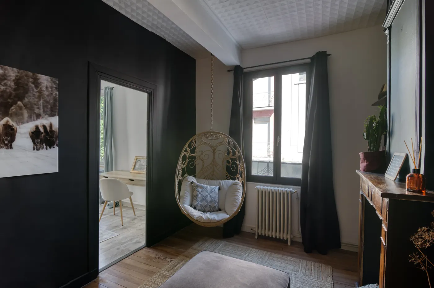 Loft de l’étage avec fauteuil œuf suspendu