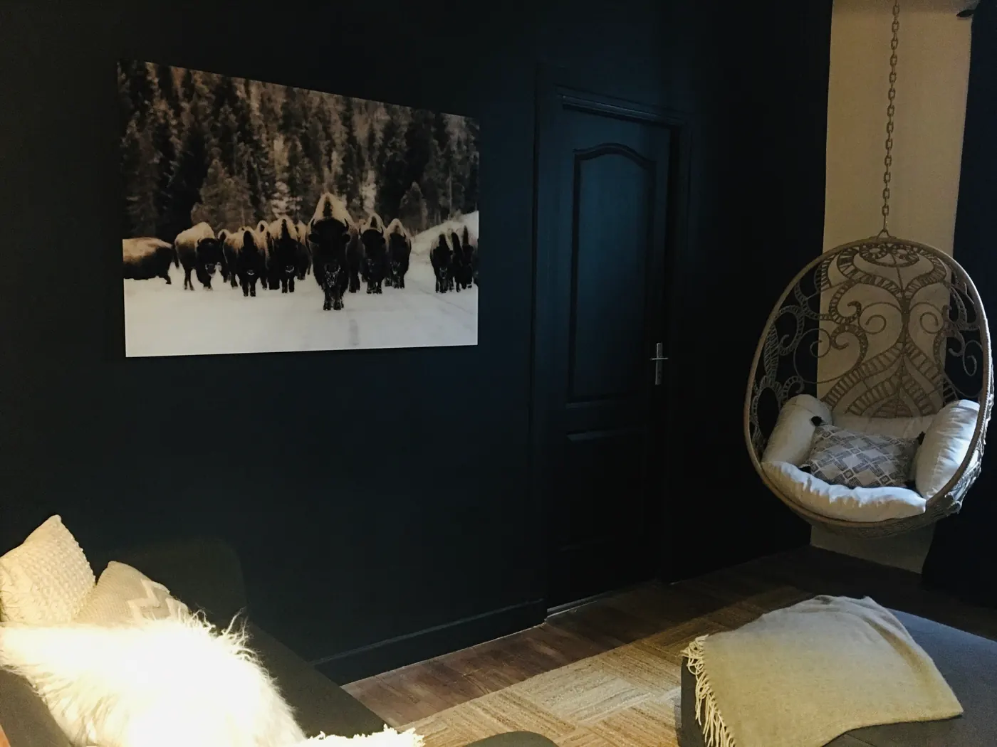 Fauteuil œuf suspendu devant la porte d’entrée