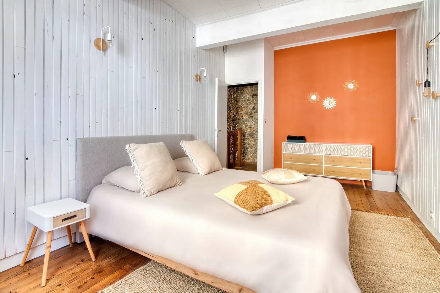 Chambre au mur orange avec lit king size