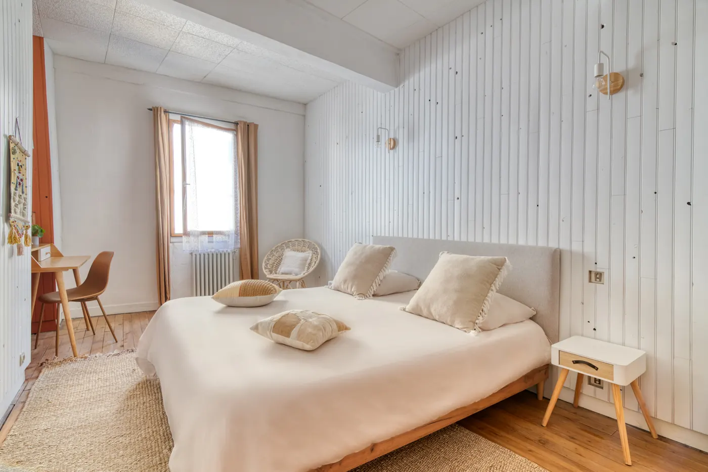 Chambre avec lit king size et tables de chevet