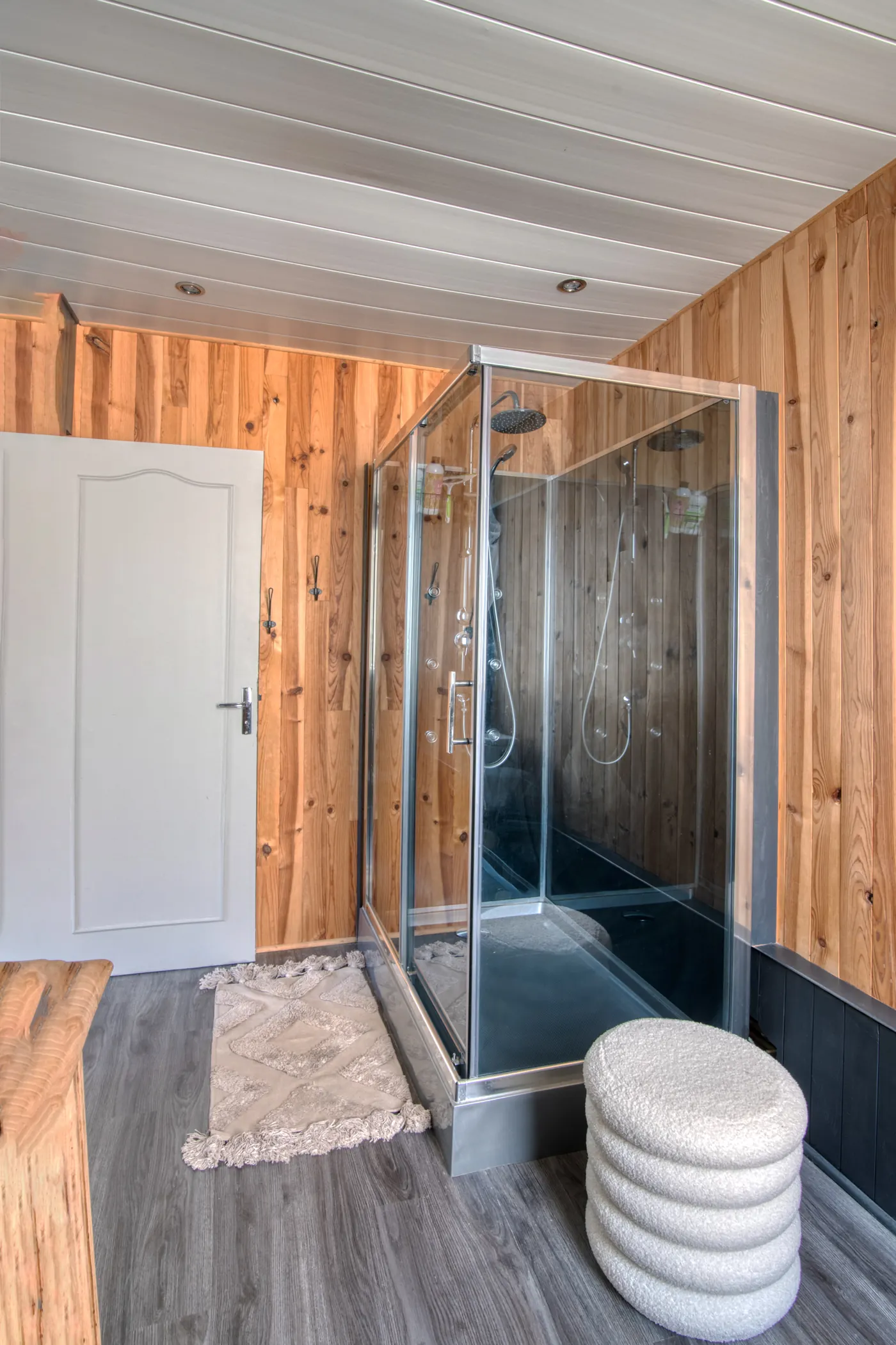 Douche vitrée de la salle de bain