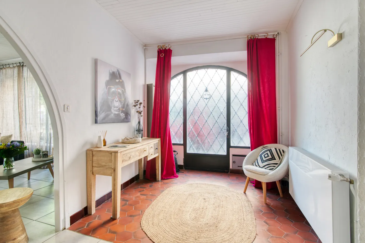 Entrée du 23 avec porte vitrée en arche et console en bois
