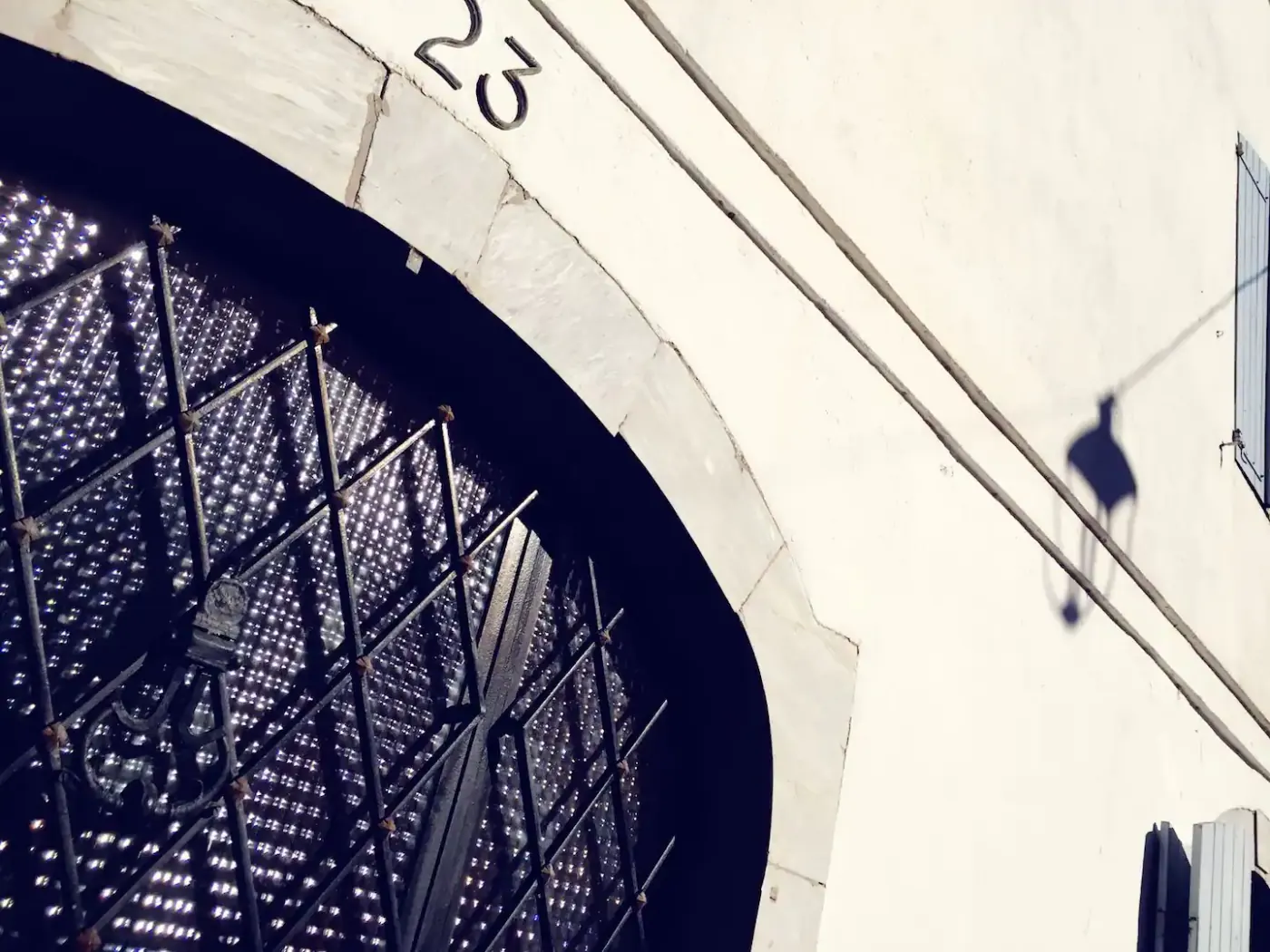 Numéro 23 peint sur la porte vitrée de la maison