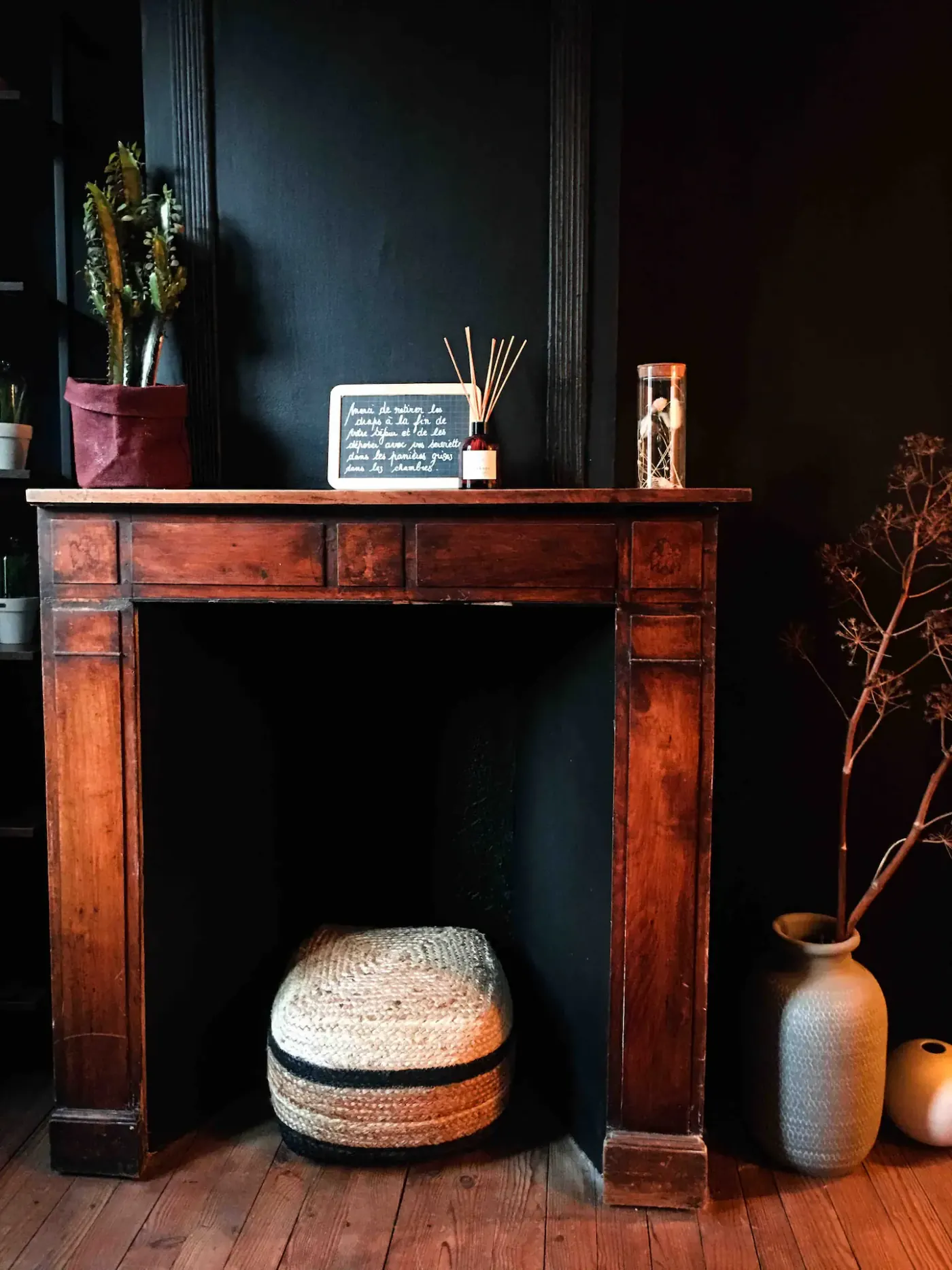 Cheminée ancienne en bois avec objets de décoration