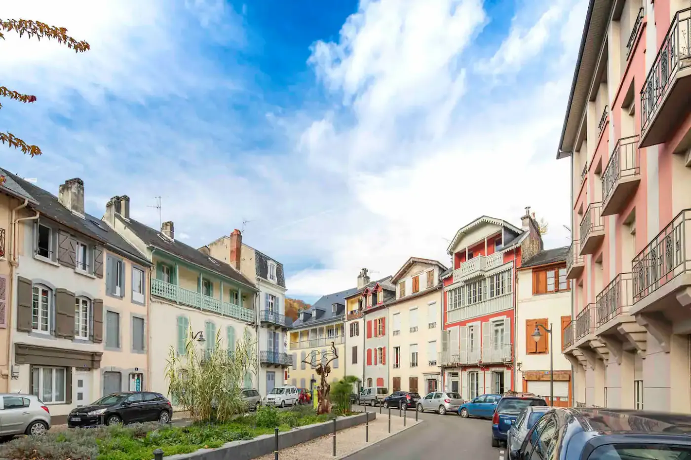 Façades colorées d’une rue de Bagnères-de-Bigorre sous un ciel bleu